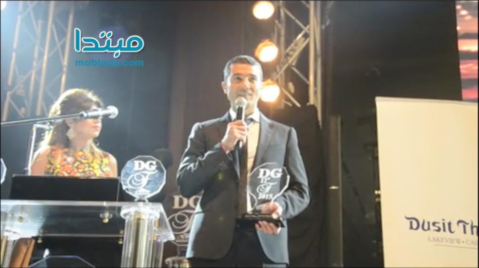 فيديو| خالد النبوى يهدى جائزة «ديرجست» لشهيد الصاعقة